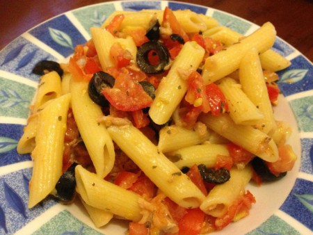 Penne tonno, pachino e olive nere